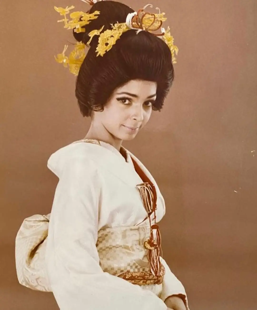 A los 17 a&ntilde;os, fue la primera mexicana en participar en el certamen Miss Mundo, pero fue descalificada por ser menor de edad.