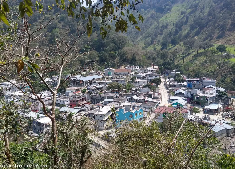 Por ahora, los antiguos habitantes del pueblo borrado por el agua sólo esperan una cosa: volver a tener un lugar al que llamar hogar. Facebook.