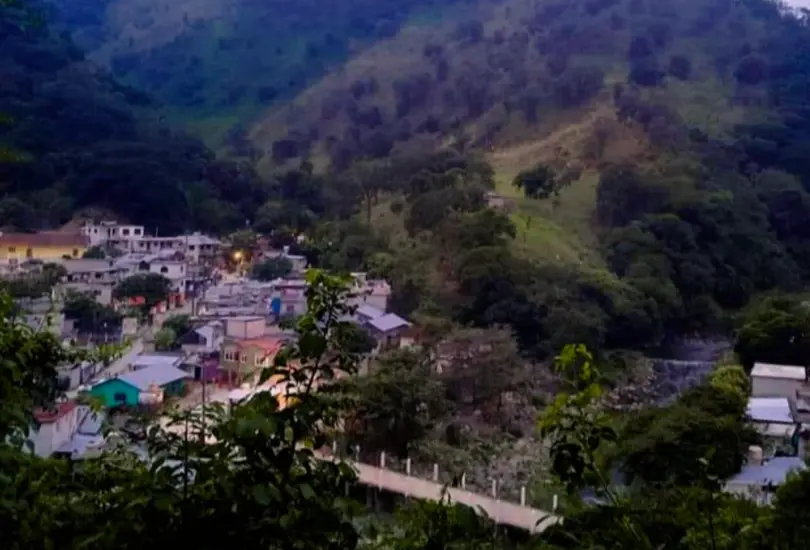 Las montañas que rodeaban el valle siguen ahí, pero el pueblo, fundado hace más de 400 años, ya no existe. Las montañas que rodeaban el valle siguen ahí, pero el pueblo, fundado hace más de 400 años, ya no existe.