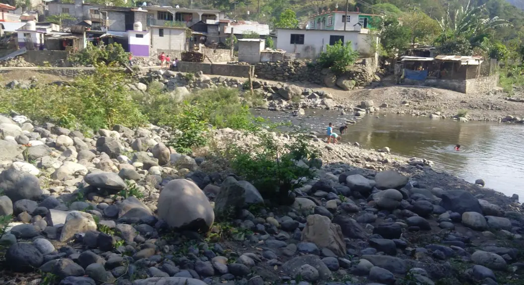Donde antes había calles, huertos y una iglesia del siglo XVI, ahora solo queda un terreno de lodo, ramas y restos dispersos. Facebook.