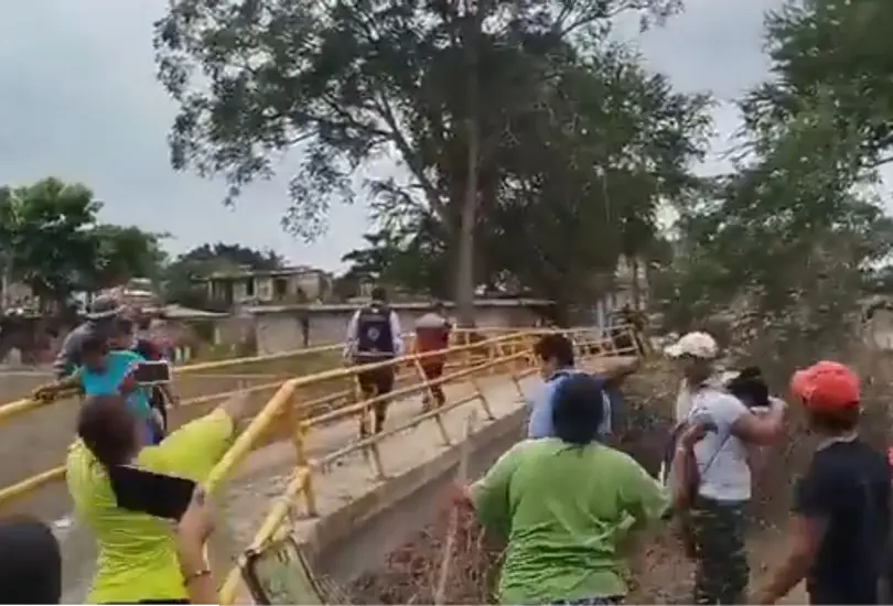 Los pobladores comenzaron a lanzarle puñados de lodo, obligándola a retirarse caminando por un puente peatonal mientras los reclamos continuaban. Los pobladores comenzaron a lanzarle puñados de lodo, obligándola a retirarse caminando por un puente peatonal mientras los reclamos continuaban.