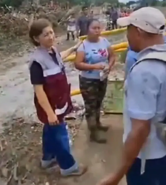 Durante el recorrido, Arrieta intentó conversar con algunos vecinos, pero los gritos de inconformidad aumentaron. Captura de pantalla.