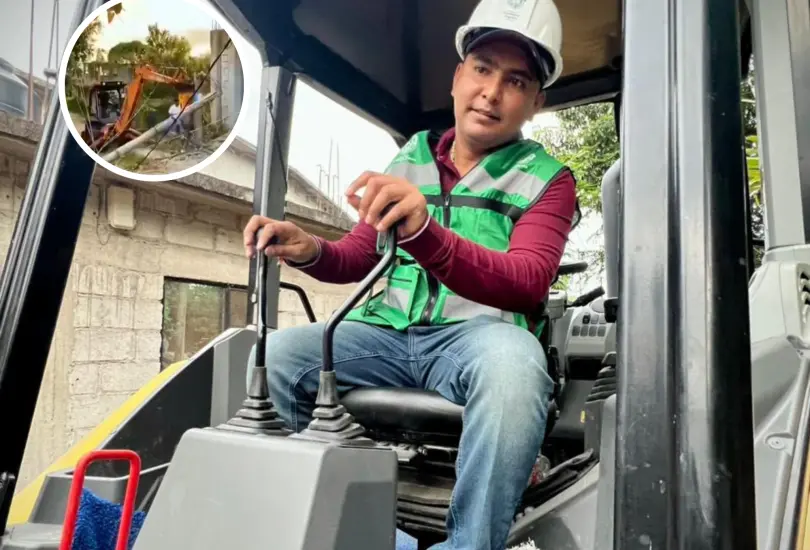 El alcalde generó críticas por operar la máquina retroexcavadora.