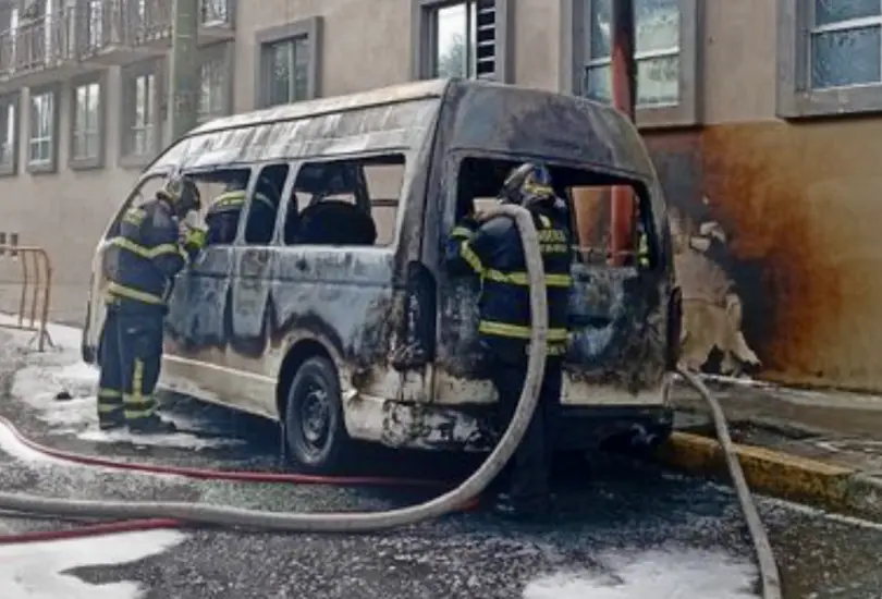 Momento exacto en que una combi se incendia sobre Calzada Zaragoza en CDMX Momento exacto en que una combi se incendia sobre Calzada Zaragoza en CDMX