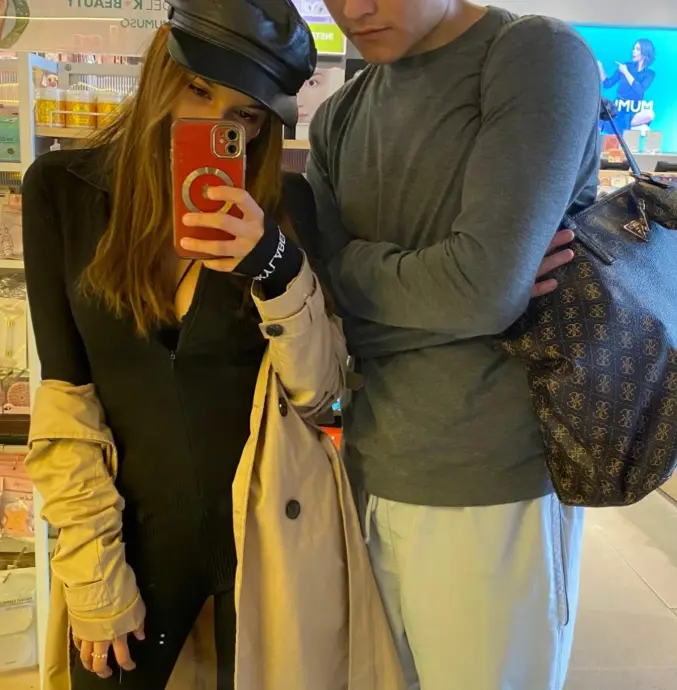 Al escuchar sus palabras, su pareja intentó auxiliarla de inmediato. Instagram.