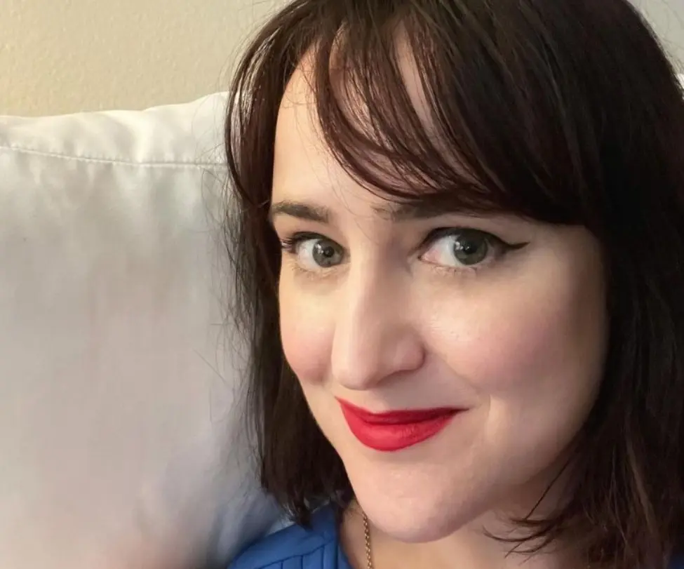 Más tarde, ingresó a la Universidad de Nueva York y se graduó en la Academia de Artes Idyllwild.