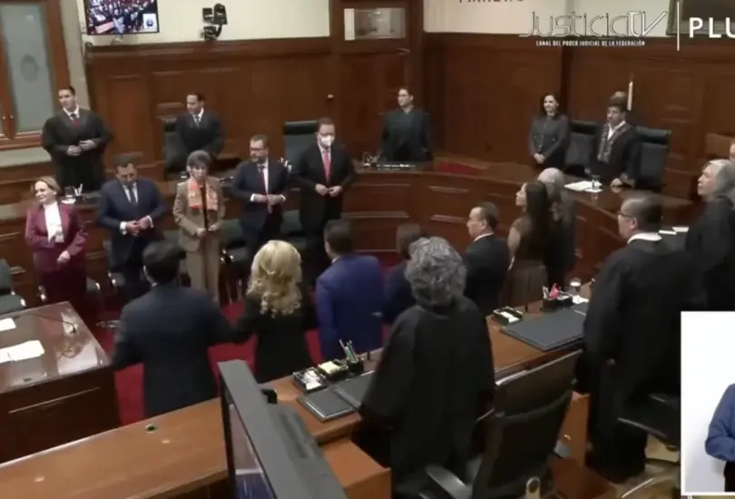 Suena Marc Anthony en plena sesi&oacute;n de la Suprema Corte en lugar del Himno Nacional