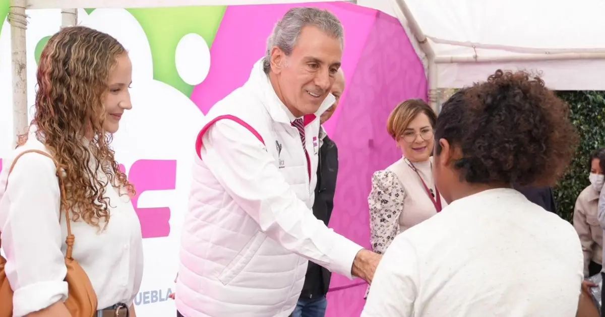 Entrega de apoyos a familias poblanas. FB: Puebla.