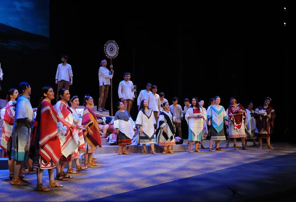 "Cuauhtemóctzin" combina recursos cinematográficos, interpretación coral, danza y elementos simbólicos del México antiguo. Secretaría de Cultura CDMX.