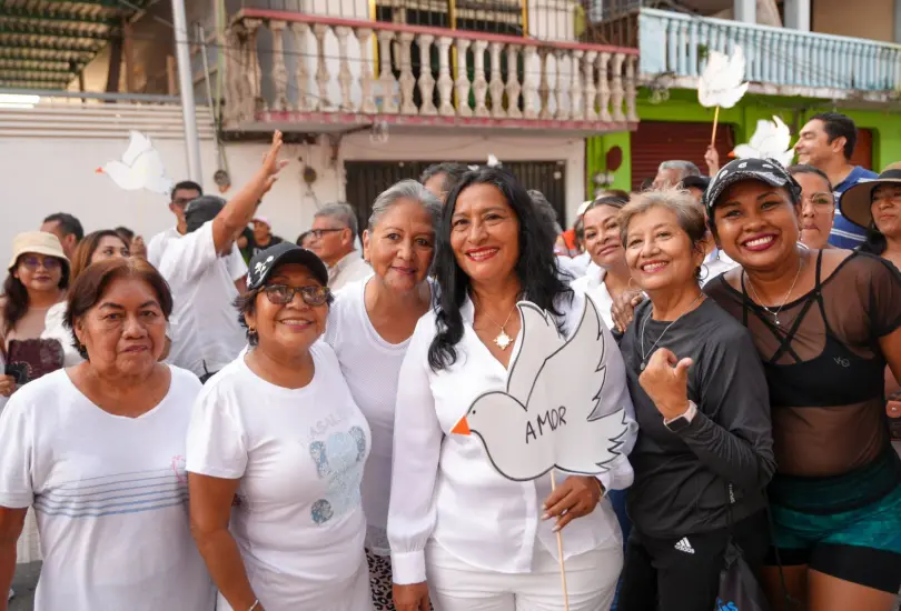 Abelina L&oacute;pez asegura que "el pueblo" le regal&oacute; un collar de m&aacute;s de 200 mil pesos