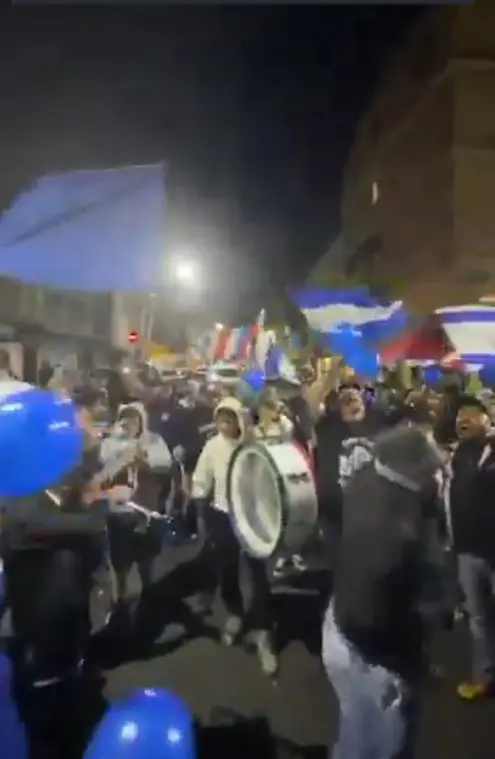 Entre cánticos, aplausos y lágrimas, los asistentes corearon "¡No se va, Monky no se va!", mientras caminaban por las calles de la colonia Santo Domingo. Captura de pantalla.