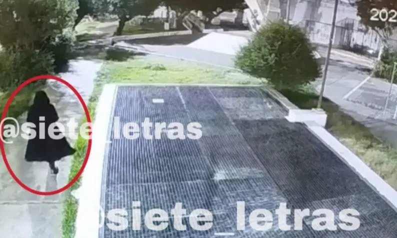 Las cámaras de videovigilancia muestran al atacante con la túnica negra desplazándose tranquilamente por la zona tras cometer el crimen. X.