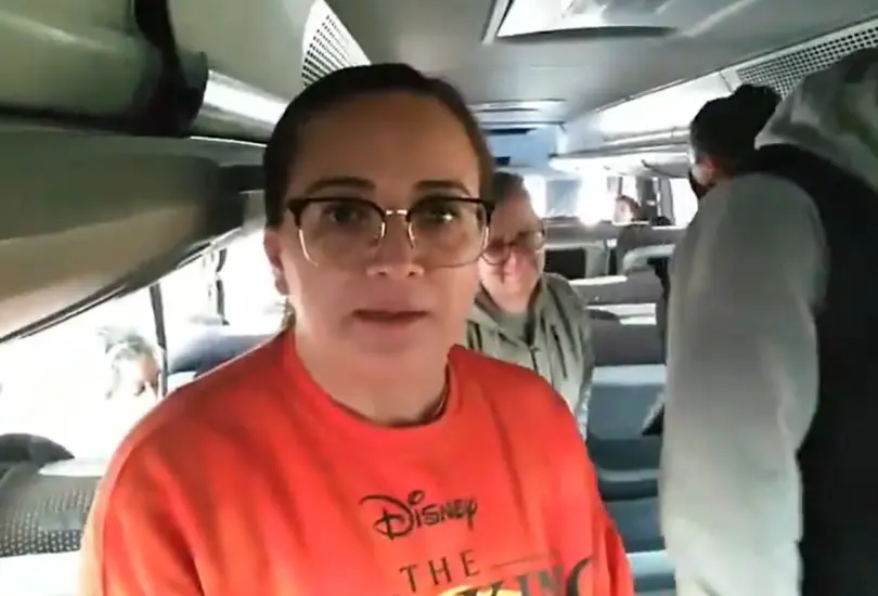 Pasajeros cumplen 24 horas atrapados por bloqueos en Michoacán Pasajeros cumplen 24 horas atrapados por bloqueos en Michoacán