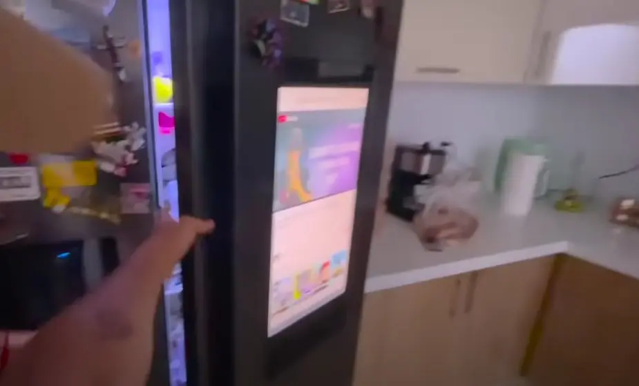 Destaca su refrigerador porque tiene una pantalla para tomarse fotos y conectarse a internet.