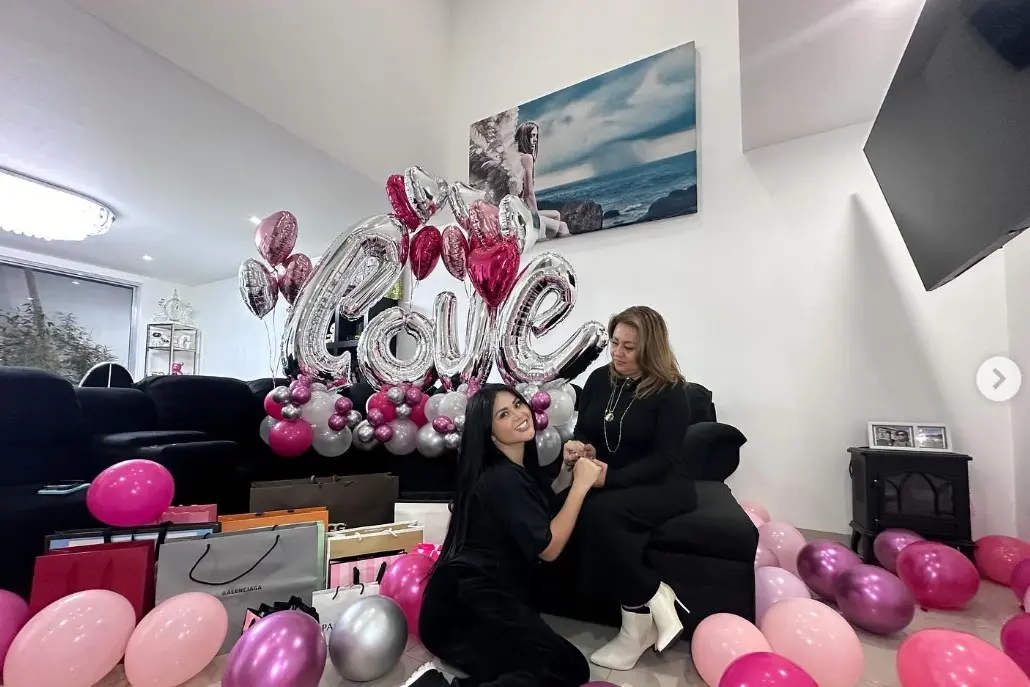 Constantemente usa la sala de su casa para tomarse selfies y grabar videos.