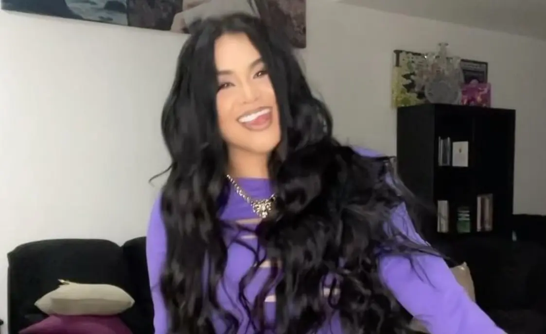 Su sala es negra, al igual que su comedor y la mayoría de sus muebles.