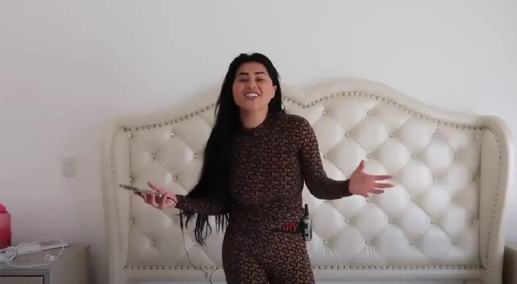 La recámara de Araceli es el espacio más lujoso de la casa, y tan solo en su cama se gastó más de 200 mil pesos.