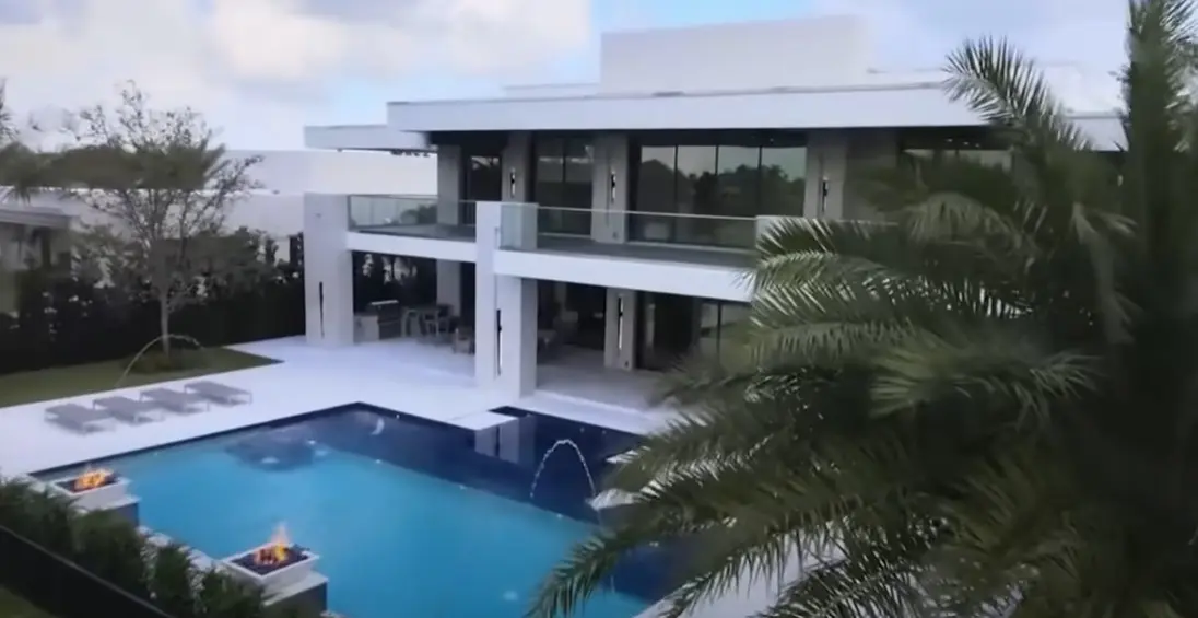 La casa tiene un espacioso jardín y cuenta con alberca.