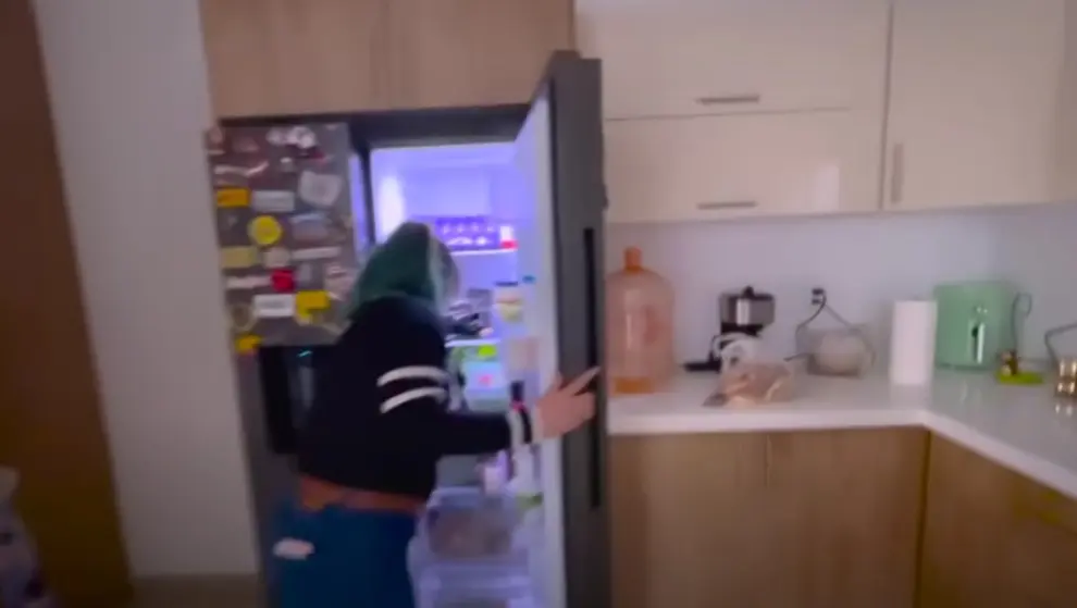 La cocina es semiabierta y cuenta con todo lo indispensable para atender a sus invitados.