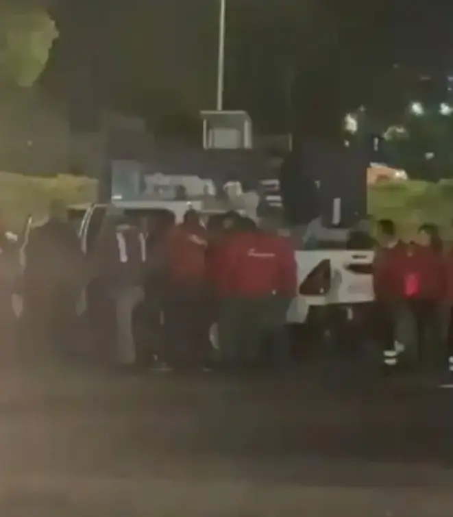 Un video difundido en redes sociales muestra a varios hombres uniformados rodeando a Mondragón junto a una camioneta blanca. Captura de pantalla.