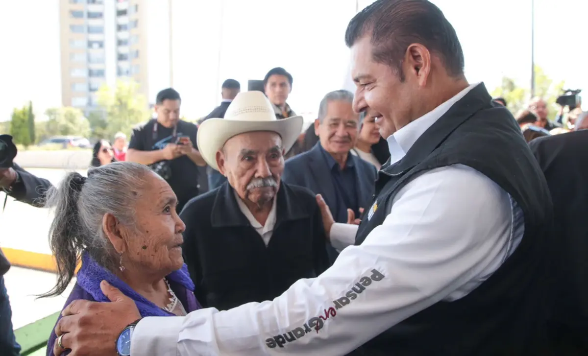 Damnificados son atendidos en Puebla.  Especial