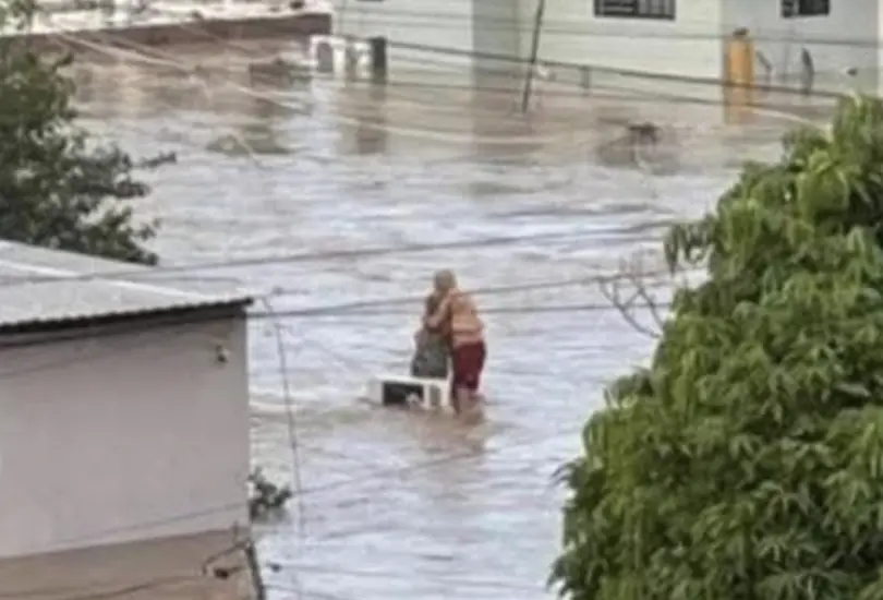 El río Cazones creció de golpe y arrasó con casas, calles y esperanzas. Don Hilario intentó salvar a su esposa. 