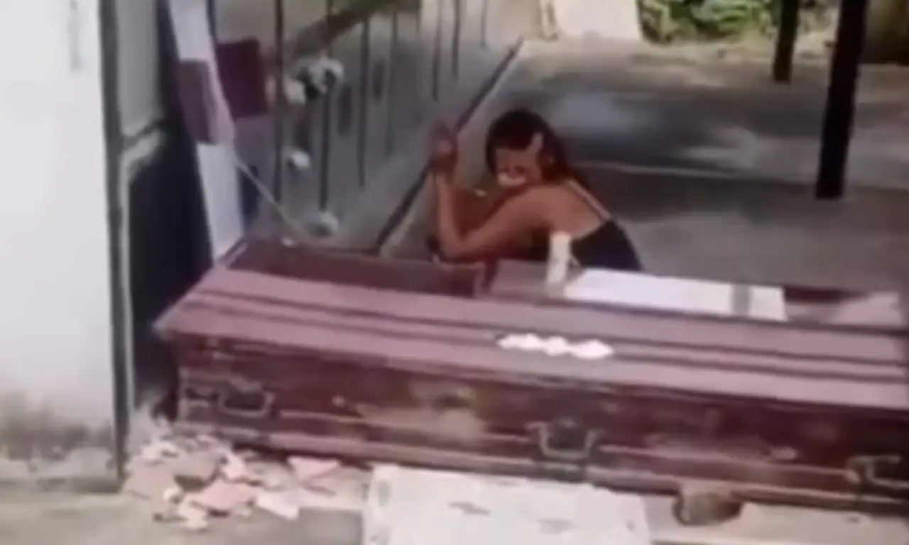  La mujer llevó consigo agua, jabón, rasuradora, ropa nueva y perfume, afirmando que su intención era asear el cuerpo, cambiarlo de vestimenta y acompañarlo “un rato”. 