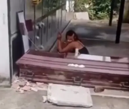"Usted no puede hacer eso": Captan a mujer "platicando" y bebiendo con su esposo tras sacarlo de su tumba