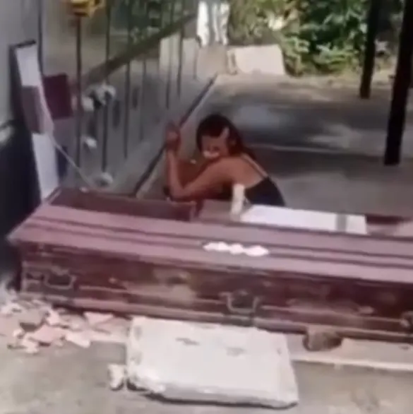 "Usted no puede hacer eso": Captan a mujer "platicando" y bebiendo con su esposo tras sacarlo de su tumba